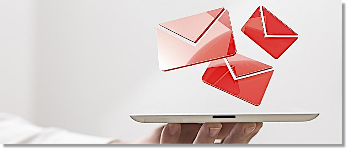 E-POSTBUSINESS BOX Briefe schweben über Laptop